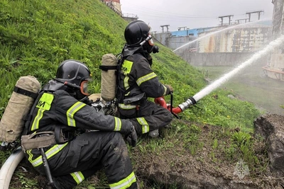 Пожарные МЧС тренировались тушить резервуар на ТЭЦ-1