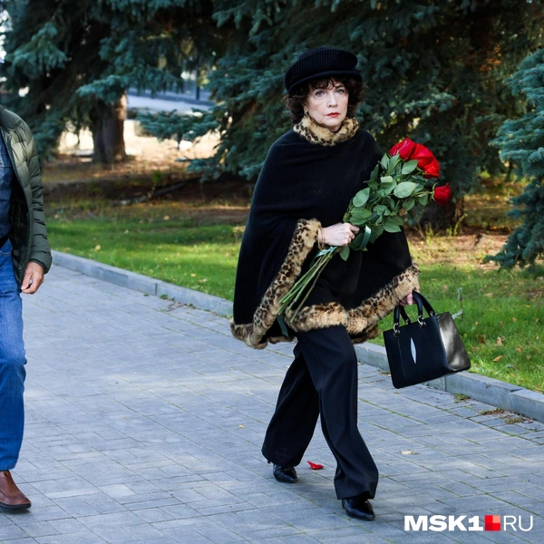 Женщина пришла с букетом | Источник: Артём Устюжанин / MSK1.RU