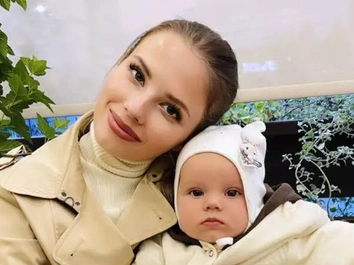 Сказочные персонажи, шоу мыльных пузырей и море любви: внучке Валерии исполнилось два года