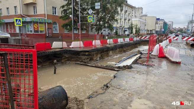 Перекресток Кирова-Гоголя весь в воде после дождя | Источник: Алёна Кисель/ 45.RU