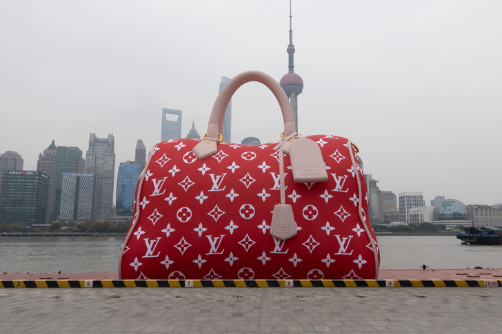 Гигантская сумка Louis Vuitton плавает по реке Хуанпу в Шанхае