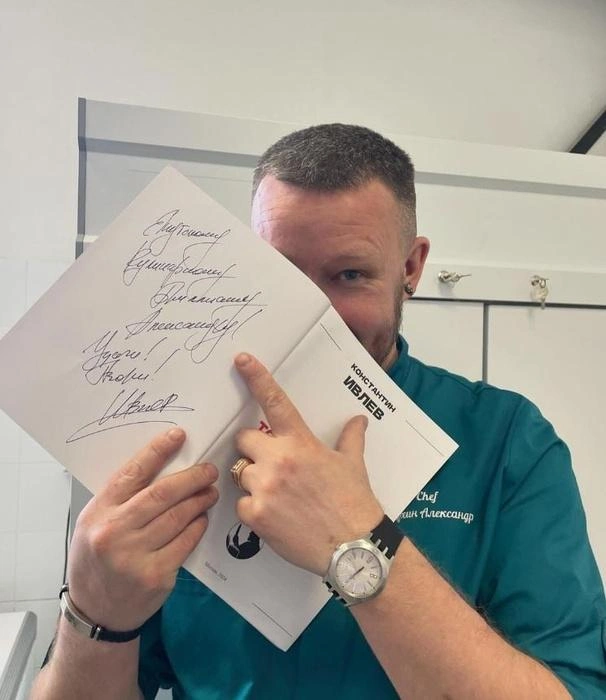 Константин Ивлев подписал книгу Ерохину: «Якутскому бриллианту» | Источник: erohasaha / Instagram.com (экстремистская организация, деятельность запрещена на территории РФ)