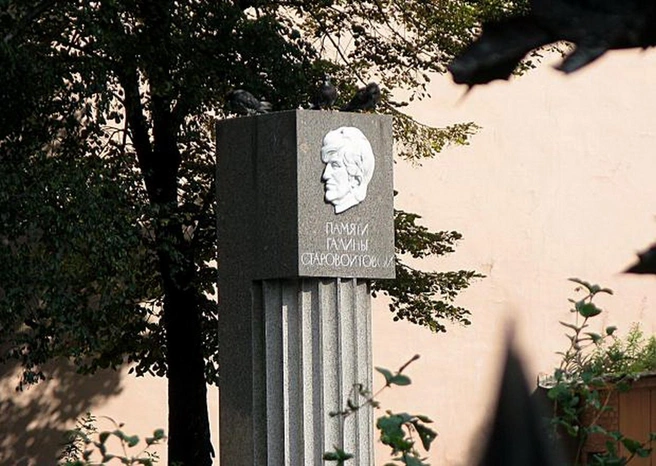 В Петербурге завершают благоустройство сквера Галины Старовойтовой | Источник: Сквер Галины Старовойтовой на Citywalls.ru