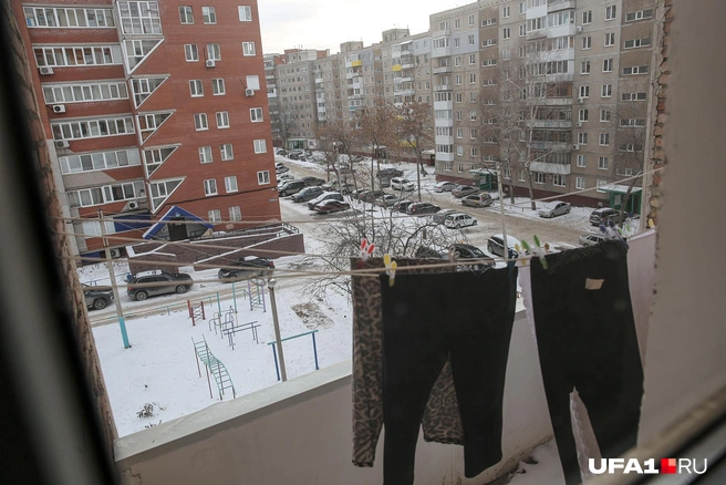 Некоторые жильцы сушат вещи на общем подъездном балконе
