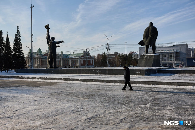 В Театральном сквере образовалась ледяная корка | Источник: Александр Ощепков / NGS.RU