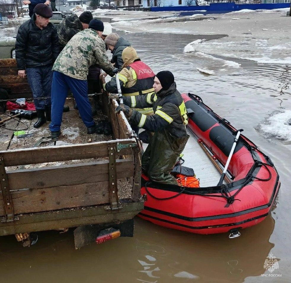 Во время ледохода к северу от Аши на реке Сим образовался затор, водой накрыло ближайшие поселки. Теперь жителей эвакуируют | Источник: МЧС Челябинской области