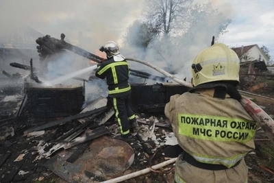 Пожарные спасли двух человек при пожаре на Гамарника