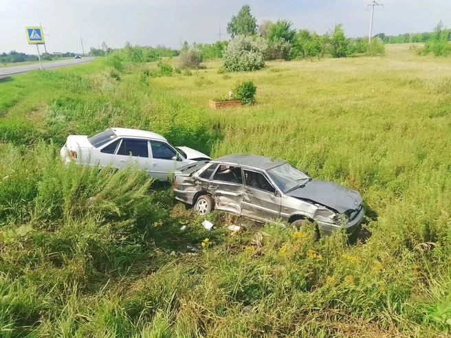 Судя по повреждениям, которые получили автомобили, Daewoo Nexia въехала в бок ВАЗ-2115 | Источник: ГКУ Самарской области «Центр по делам ГО, ПБ и ЧС»