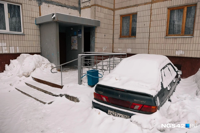 В некоторых дворах авто гниют на глазах жителей не первый год. Эта, к примеру, по словам жителей, стоит третий год  | Источник: Максим Серков / NGS42.RU