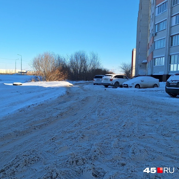 Между пятеркой и улицей Фарафонова в 7-микрорайоне каша под ногами вместо асфальта. | Источник: Александр Лисихин / 45.RU