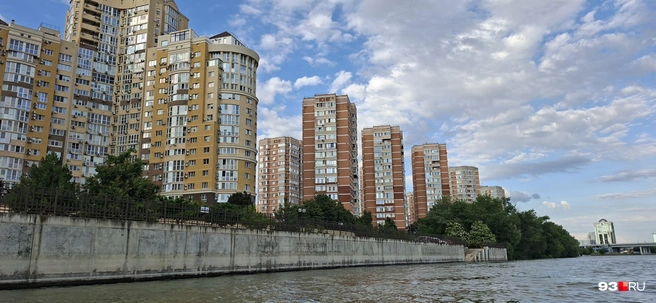 Со стороны берега на этом участке все выглядит нормально | Источник: Максим Дмитриев / 93.RU