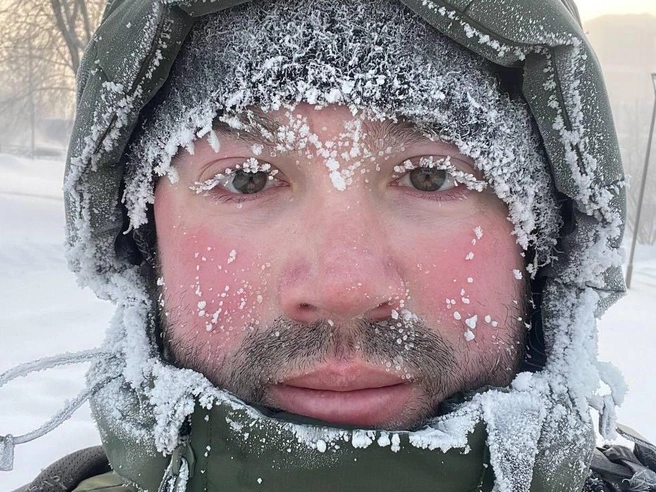 Вот как выглядел фотограф после двухчасовой съемки на улице. | Источник: Александр Ощепков / NGS.RU