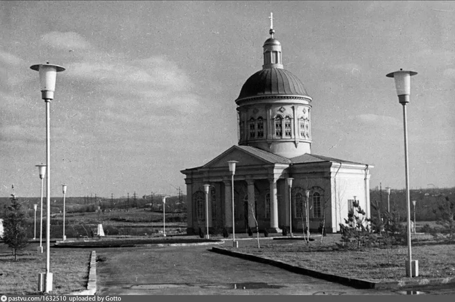 Вид на недавно отреставрированную церковь Сурб-Хач в 1972 году | Источник:  Pastvu.com