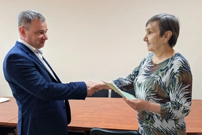 Минстрой Забайкалья вручил сертификат переселенке с Севера