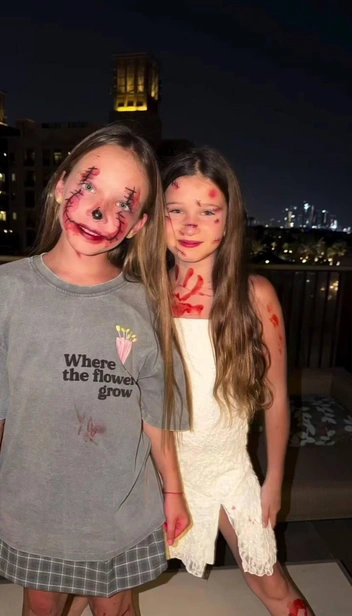 Она часто появляется в соцсетях мамы, в отличие от старшей сестры