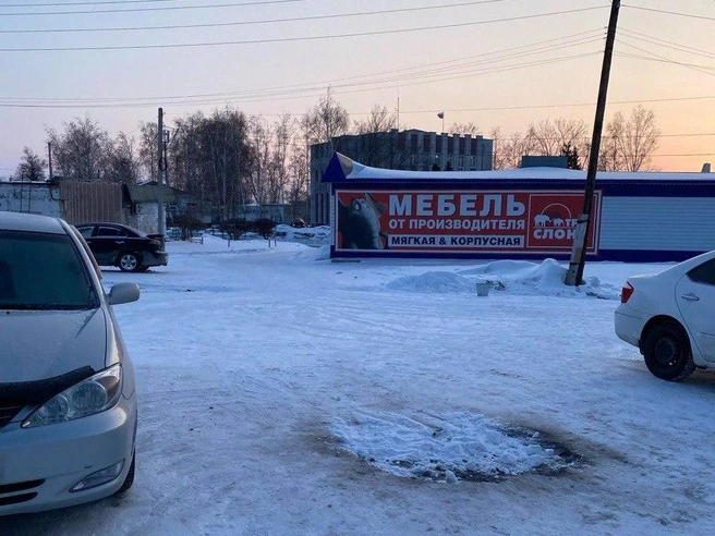 Место, где застрелили Николая Онищенко, находится буквально через дорогу от его работы | Источник: Ирина Господаренко / NGS22.RU