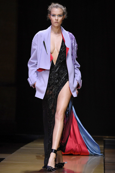 Плащи Haute Couture и туфли с бантами на парижском показе Versace