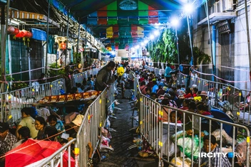 А вот и те самые бедняки, которые стекаются в Чайна-таун со всех районов Бангкока за бесплатной лапшой | Источник: Алина Ринчино / «ИрСити»