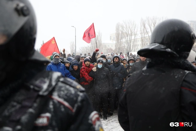 Акция в поддержку Навального в Самаре 2011 год. Акция в поддержку Навального в Самаре 2010. Это незаконный митинг расходимся Мем.