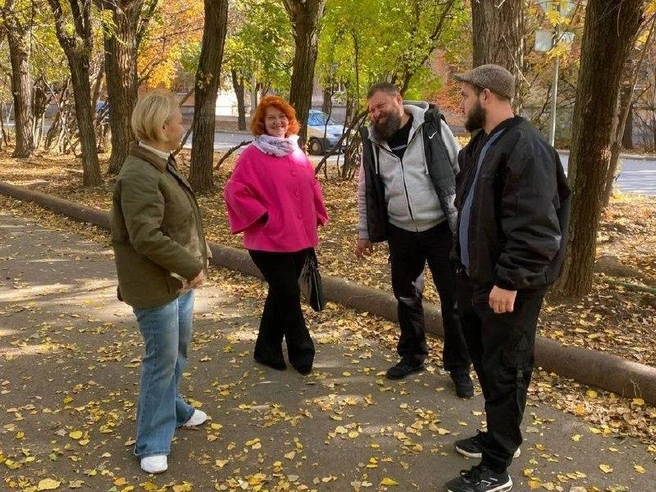 Несколько месяцев режиссер публикует фотографии со съемочной группой в Волжском | Источник: Режиссер Вера Соколова / Telegram