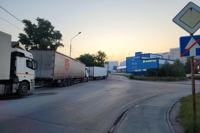 Фуры занимают полосу у Димитровского моста
