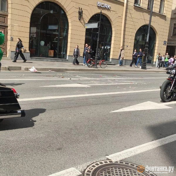 Очевидцы сообщили о штукатурке, упавшей на дорогу в Петроградском районе. Упало кое-что другое | Источник: Сергей Елгазин