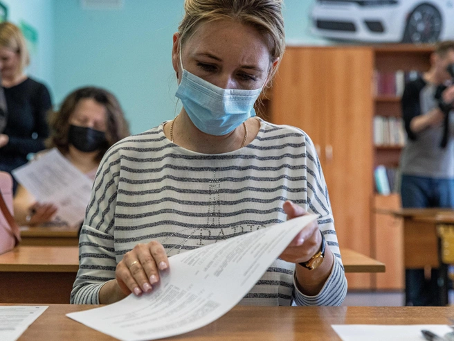 По мнению некоторых родителей, таким образом учителя стремятся раньше начать новогодние каникулы. | Источник: Александр Ощепков / NGS.RU