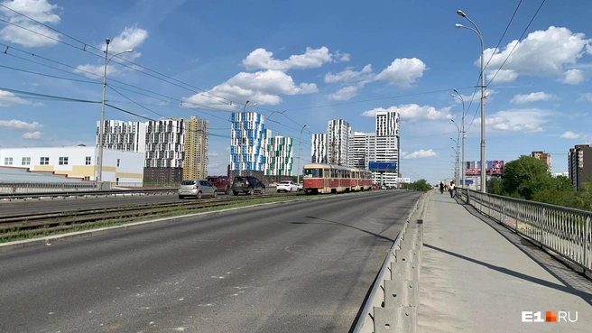 Мэрия Екатеринбурга выделила деньги на проект по строительству двух новых съездов с Малышевского моста | Источник: Роман Марьяненко / E1.RU