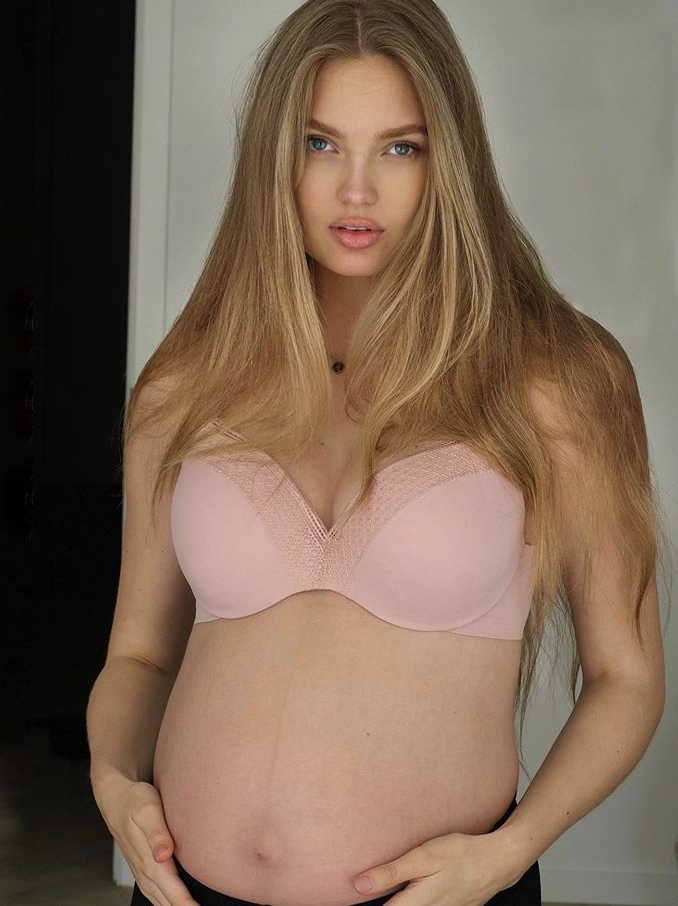 Розовая нежность: беременная Роми Стрейд в бра Victoria's Secret