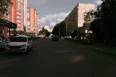 В Оренбурге водитель электровелосипеда упал, уходя от столкновения с Ладой-Грантой