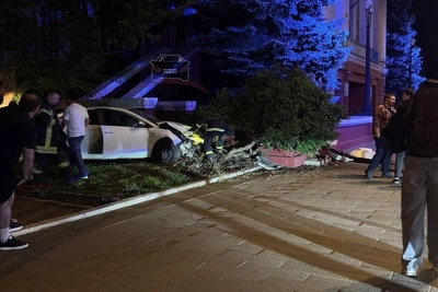 В Красноярске авто врезалось в здание СибГУ