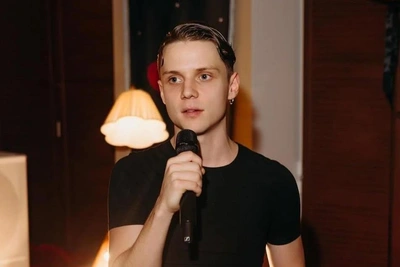 «Оценивающе на меня посмотрел»: Ваня Дмитриенко познакомился с отцом Анны Пересильд и зовет его Лешей