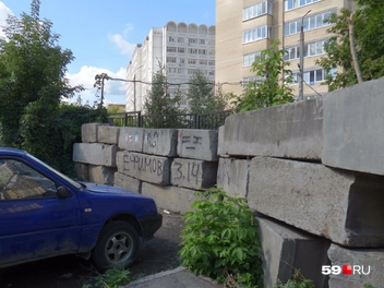 Бетонные блоки стоят в три слоя, высота стены&nbsp;— под два метра | Источник: Кирилл Хафизов / 59.RU