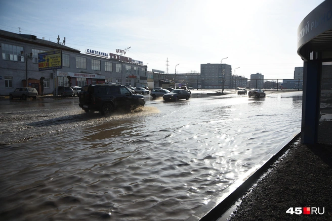 Между остановками «Байкальская улица» все в воде | Источник: Надежда Тихомирова / 45.RU