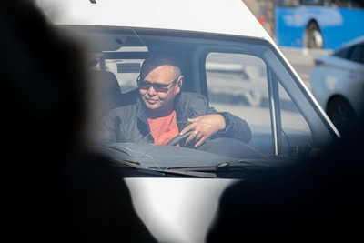 Водитель во Владивостоке голыми руками потушил загоревшийся двигатель автобуса