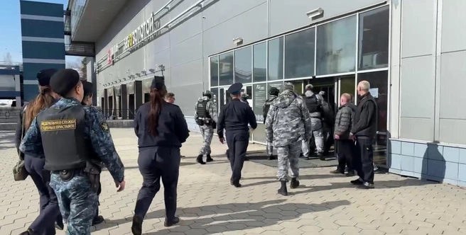 Сегодня утром покупателей уже не пускали в ТРЦ, а с продавцов требовали пропуска. Приставам же разрешение на вход не нужен | Источник: пресс-служба ГУ ФССП по Свердловской области