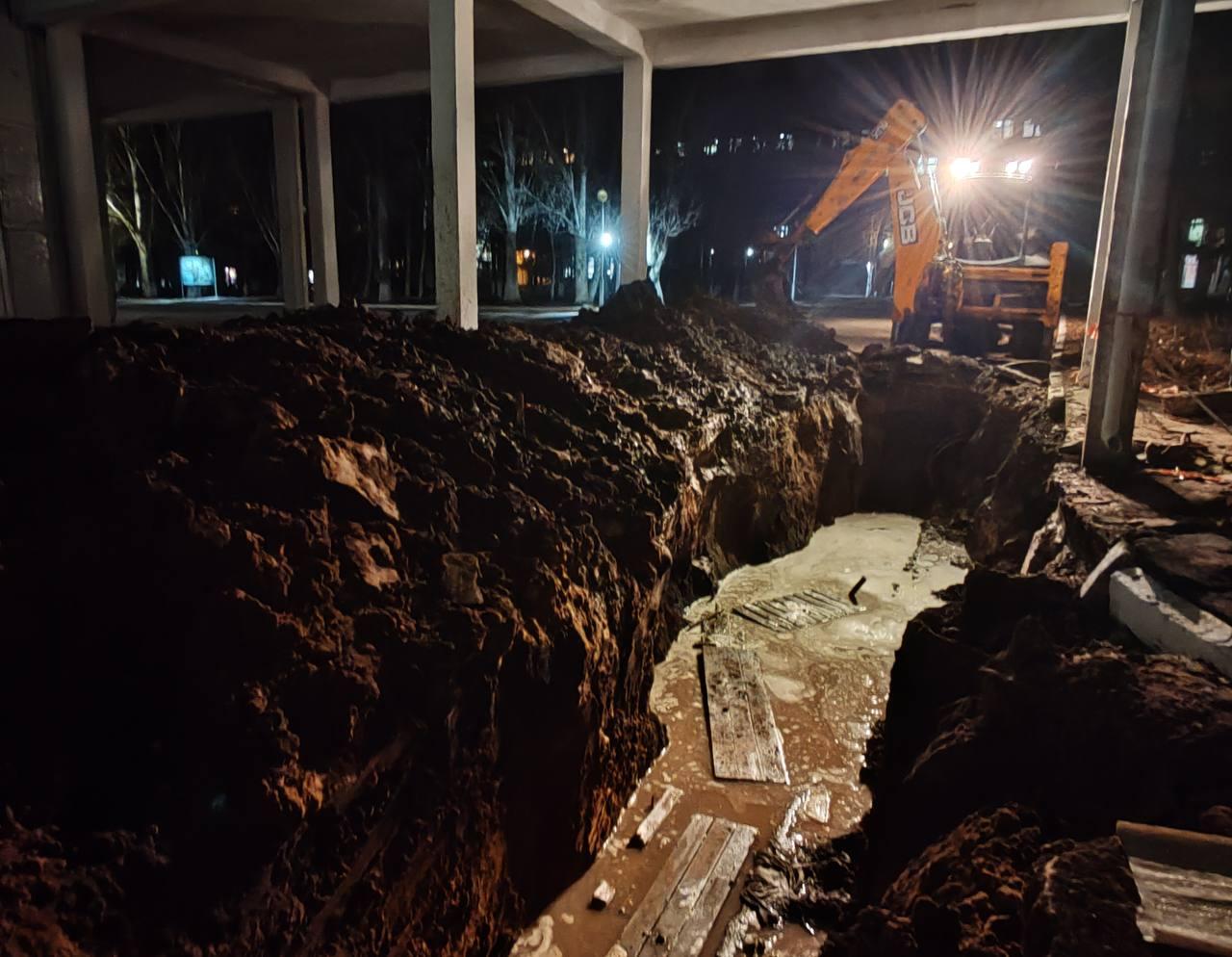 Двое суток без воды. В Автозаводском районе Тольятти прорвало трубу