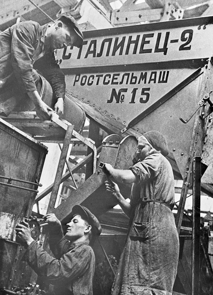 Женщина работает вместе с мужчинами на сборке комбайна «Сталинец-2», 1940-е годы.