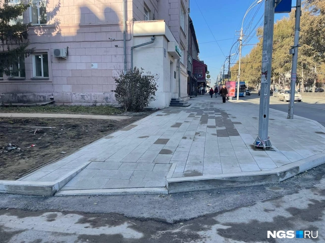 Слой асфальта между тротуаром и примыкающей дорогой выглядит топорно | Источник: Александр Ощепков / NGS.RU