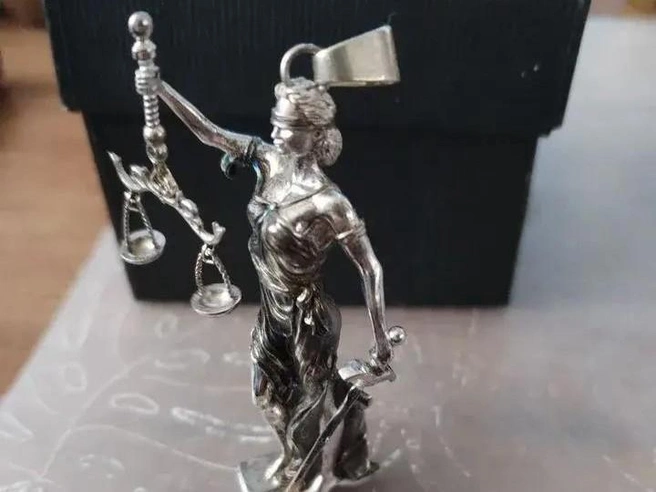 Фигура Фемиды, изготовленная из серебра по персональному заказу. | Источник: «Авито»