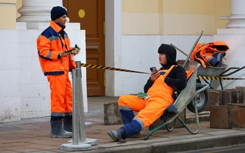 Назван единственный регион РФ с зарплатой дворников ₽100 тысяч. Средняя по стране втрое ниже