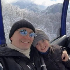 «За снегом — в Сочи»: Сергей Безруков поделился редкими кадрами из зимнего отпуска с детьми