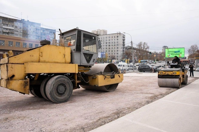 Специалисты постепенно обустраивают пешеходные зоны и асфальтируют междворовые проезды | Источник: СГК