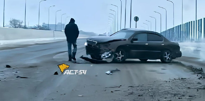 Обломки от седана разбросаны по мосту | Источник: «АСТ-54 Black» / Telegram