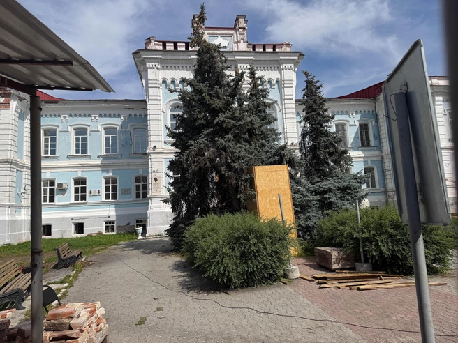 Но со стороны Республики вид на бывший главный корпус аграрного вуза открывается вот такой | Источник: Илья Чикотин / 72.RU