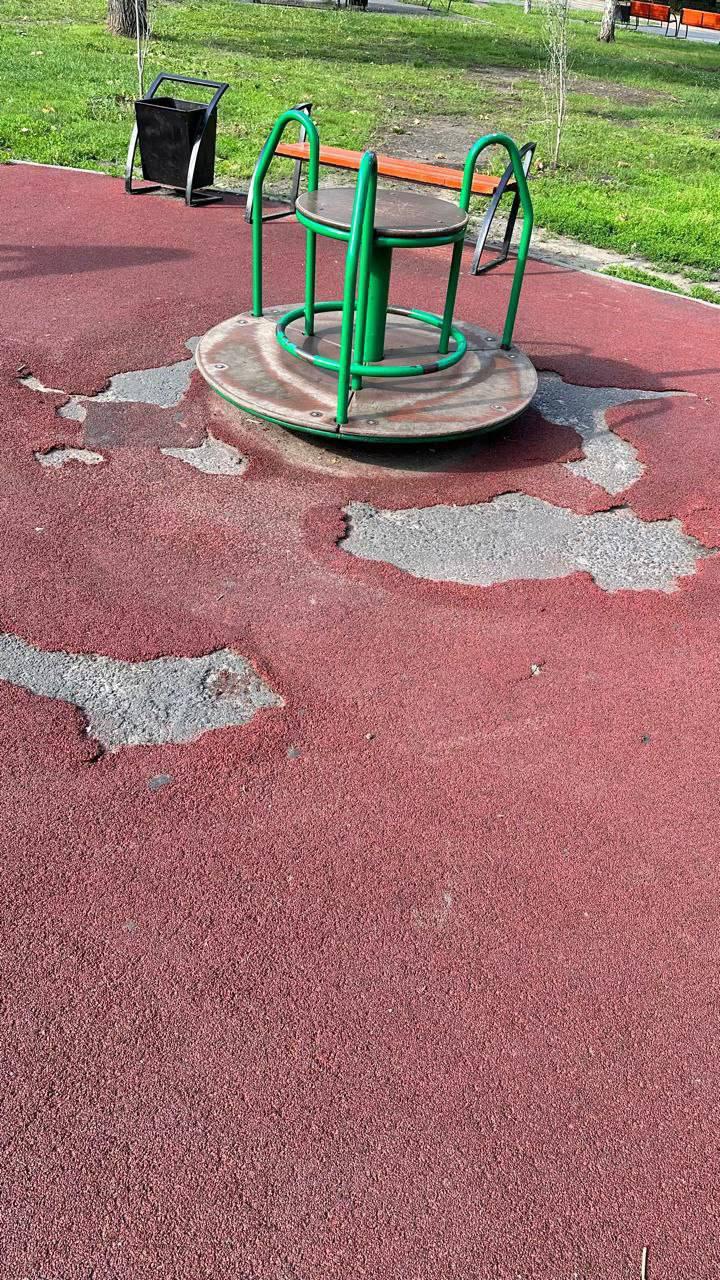 Прокуратура показала опасные детские площадки в Курганской области, где можно пораниться