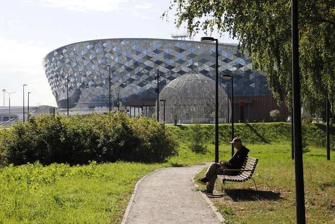 По парку разбросано большое количество скамеек и лавочек  | Источник: Стас Соколов / NGS.RU