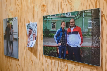 Андрей развесил свои фото с актерами, читай — старыми знакомыми | Источник: Тимофей Калмаков / 59.RU