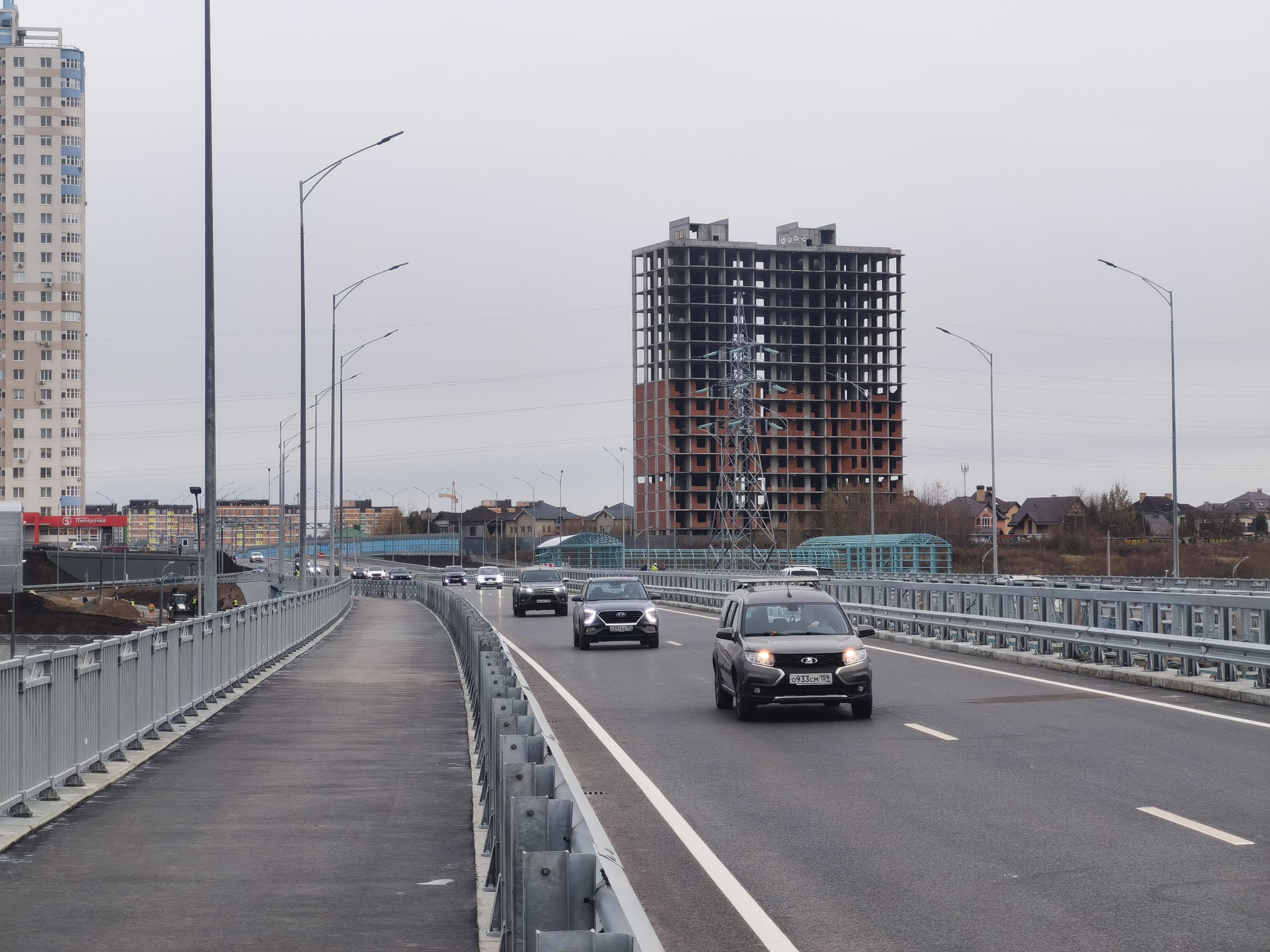 Развязка с мостом, велодорожкой и большими тротуарами: как выглядит свежеоткрытая часть трассы ТР-53