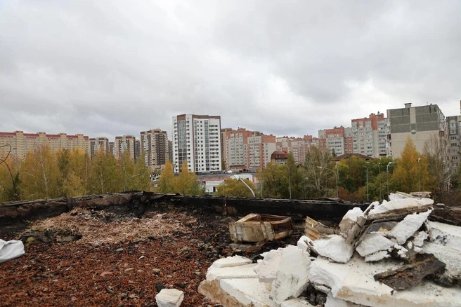 Кровле досталось больше всего. Так она выглядит сейчас  | Источник: Максим Афанасьев / Vk.ru
